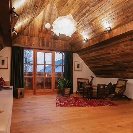 Novak -modern Barn Loft Dvor